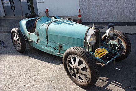 Type 35 är den högst rankade av alla Bugatti, en åttacylindrig tävlingsbil från 1920-talet. Förvånansvärt många är i slitet men mycket körbart originalskick, som denna som då och då startades av en ung kvinna för snabba uppvisningsturer mellan utställningshallarna.