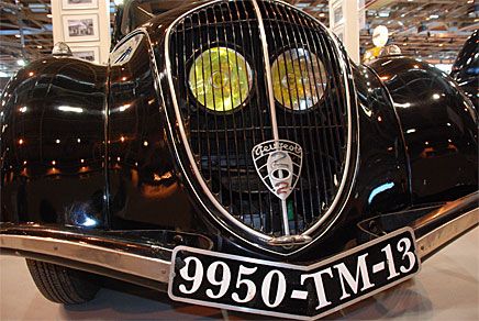 Den franske TV-kändisen Jean-Pierre Foucalt samlar på bilar som i hans barndom körde på gatorna i Marseilles. Bland de utställda visade denna Peugeot 202 upp sin originella front.
