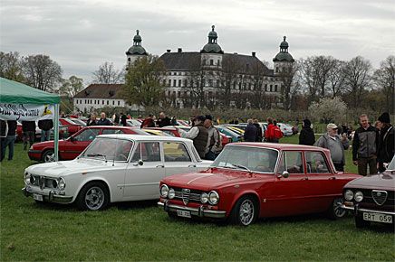 Fina fyrdörrarsalfor med Skokloster Slott i bakgrunden.