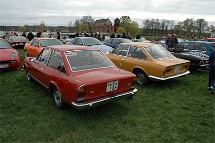 Fiat 124 Sport Coupé i sista och första upplagan. Den gula känner vi igen från ett tidigare nummer av Klassiker.