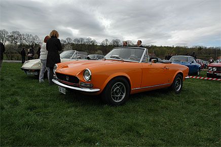Fiat 124 Spider i härligt stickig kulör.