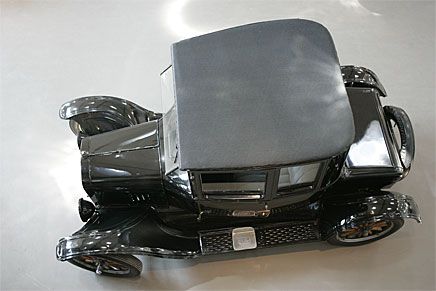 En enda bil på Formens Hus. Lite oväntat - en T-Ford.