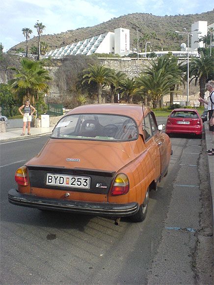 Kom hem idag från Puerto Rico på Gran Canaria och där såg vi denna SAAB V4, den var dess utom till salu.Så är det någon som vill köpa den så är det bara att boka en resa.Hur man får hem den är en annan fråga. Troligtvis den enda V4 an på ön. /Rune Nilsson, Hässleholm