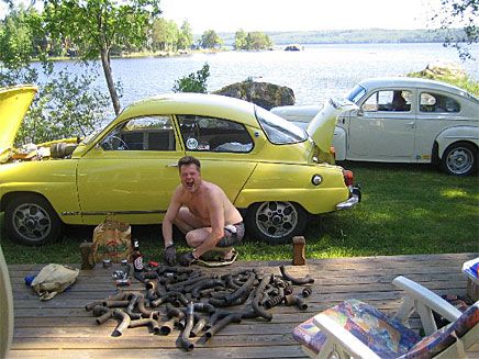 Jörgen Einar söker efter en hel och något sånär passande kylarslang, från en "slangfyndlåda", funnen på Ånnaboda 2007. Han var måttligt road av 5 mila färden från Ånnaboda till sommarstället i Hallsberg, med pauser vid varje vattenhål./Ulrik Wänersten, Sollentuna