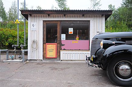 I Sågmyra finns en stor fabrik och en mycket liten mack. Vi stannade till med vår Chevrolet -39 på väg mot Siljans stränder.