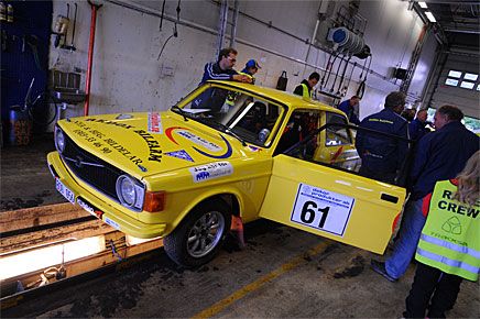Bosse Sundins Volvo 142 går igenom besiktningen inför Mälarrallyt.