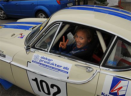 Skådespelerskan Eva Röse verkar ha blivit rejält biten av rally efter inspelningen av Rallybrudar. I Mälarrallyt deltog hon i den nya regularityklassen där det gäller att hålla en jämn snitthastighet.