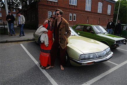Lena Rönn och Petter Dalander kom i Amazon -66 men poserade gärna bredvid en Citroën SM.
