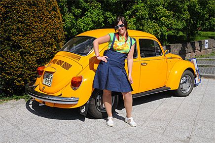 Beatrice Magnusson höll sig gärna vid den VW1303 som vi lånat av Svenska Volkswagen till träffen. De matchade varandra perfekt!