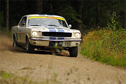 Olle Andersson kör alltid publikfriande brett med sin Ford Mustang HT.