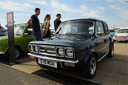 Bilförädlaren Wood&Pickett byggde flera sådana här Clubman med Vauxhallfront och vinyltak på 1970-talet.