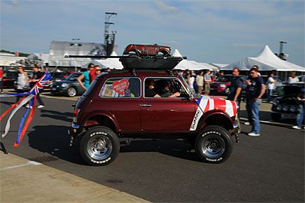 Fyrhjulsdriven Mini! Observera den lilla Hundkojan på taket.