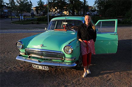 Underskatta aldrig prutförmågan hos unga tjejer. Nina Fällman från Vagnhärad hade prutat ner sin nyköpta Volga av obestämbar årgång från 19000kr till 13000kr. Sedan prutade hon 800kr till! En mycket ovanlig bilmodell är det i alla fall.
