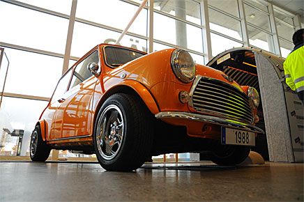Den har Austin Mini Saloon 1988 är vitt berest. Levererad till Belgien, därefter skeppad till Indien. Tre år senare får den 1 000-milaservice i England. Två år senare befinner den sig i Grekland. År 2000 registreringsbesiktigas den i Sverige.