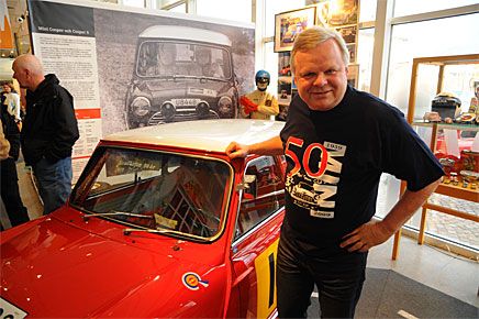 Bo Funcke ställer ut sin Morris Cooper S 1965. Han fick också äran att inviga utställningen, vilket han gjorde genom att slå med en halvtumsnyckel på en navkapsel.
