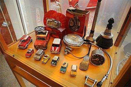 Mängder med delar och modellbilar ställs också ut på Vägverkets museum.