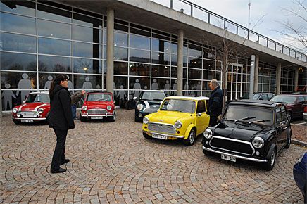 Flera Hundkojeägare parkerade sina bilar direkt utanför museet.