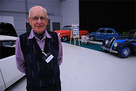 Mitt bland alla klubbmontrar står Markus Järvi, han och hustrun Marja-Liisas bilsamling är så stor att de nästan är som en egen bilklubb. På mässan ställde de ut en EMW 327 Sport Cabriolet en Mercedes-Benz 190 SL och en Fiat 600.