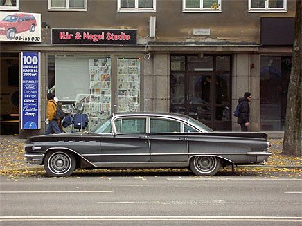 En vackert smutsad Buick Electra på Sveavägen utanför Stockholm. Den deltar utom tävlan.