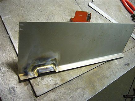 Bengt fixar till en ny plåt, med ventilation i nederkant precis som på originalet.