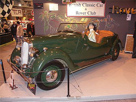Till Frankrike hade letat sig denna Rover 12 Tourer av de totalt 200 stycken som tillverkades 1947 för export men där de flesta ändå till slut hamnade i England. Det var stor stålbrist 1947 så karossen är utförd i aluminium.