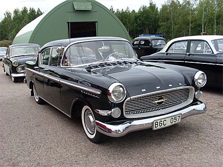 Opel Kapitän i gott sällskap av Ford Vedette och Volvo Amazon. Roland Östlund heter Kapitänägaren.