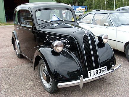 En Ford Anglia från Örebro? Det antyder i alla fall länsbokstaven. Bo Johansson körde.