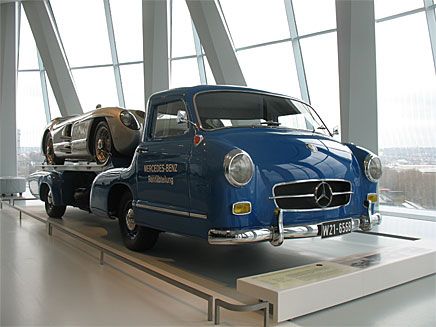 Från Mercedes-museet, den personliga favoriten 300 SLR upplastad på den specialbyggda transportbilen med många delar från 300 SL för snabba ryck även mellan banorna.