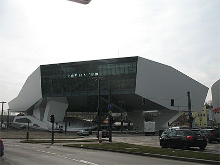 Porsche museets arkitektur, eller Carchitecture som det numer kallas, är imponerande. Smakar det så kostar det, och i detta fall kostade det ca en miljard kronor att bygga!