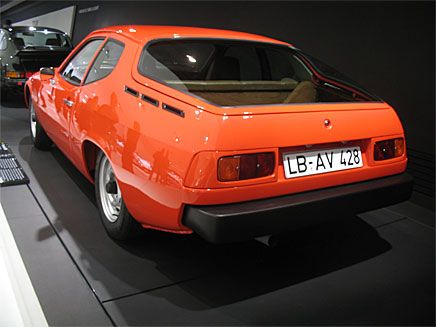 Befriande att alla medlemmar i Porsche-familjen får ta plats på museet, här i form av en tidig prototyp för 924-modellen på späda plåtfälgar från VW:s hyllor.