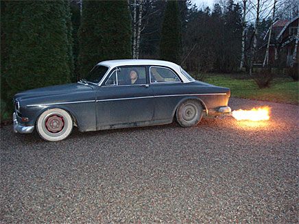 Jag skickar här en bild på min bil som går lite fortare än andra amzingar. Varma hälsningar Devil från bilklubben Cremators.