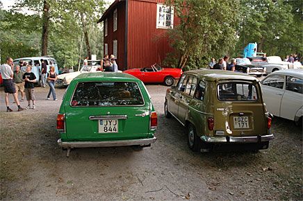 Två sköna sjuttisar: Datsun 120 och Renault 4.
