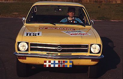 Givetvis testade Vi Bilägare Opel Ascona. Testbilen är så ordentligt dekalerad att man nästan skulle kunna tro att det är en rallybil...