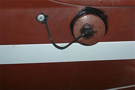 Snabbtankning från jeep-dunk i skogen - tanklocket på plats….