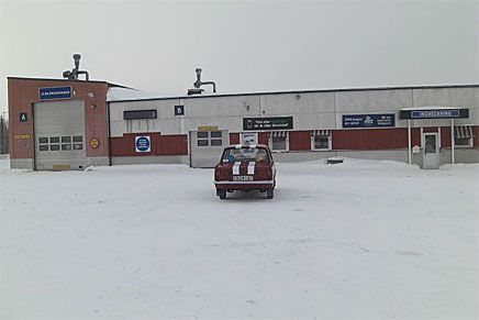 Väntan för incheckning. Men vad nu? Ingen reserverad tid för CBD 187. Skämtar de på statliga Bilprovningen? Får trösta mig med att klockslaget var rätt, bara datumet var fel...