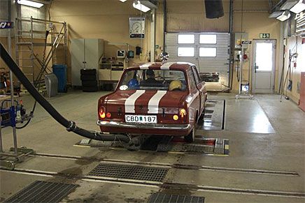 Snabb, det är ju ändå en rally-replika, resa hem, logga in på datorn och kl 11.50 fanns en tid. Centralt placerat avgasrör - vissa fabrikanter var 40 år före sin tid...
