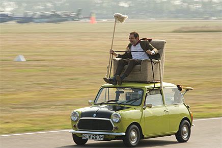 Mr Bean kör på riktigt i "50 years of the Mini"