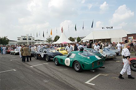 Parc de ferme för bilarna i RAC TT Celebration Race.