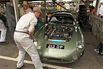 Aston Martin Project 212, -61. I paddocken.