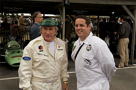 Det vimlar av legender på Goodwood Revival. Sir Jackie Stewart med okänd beundrare i paddocken.