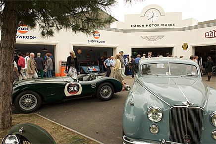Skön stämning i den uppbyggda depån. Jaguar C-Type och saloon.