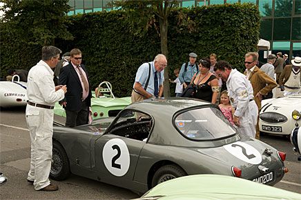 Erik "Karlsson på taket" skulle köra en Austin Healey Sprite Sebring i Stirling Moss 80-årsparad, men bilen var för trång för den reslige Karlsson. Hans dotter till höger i bilden körde i stället.