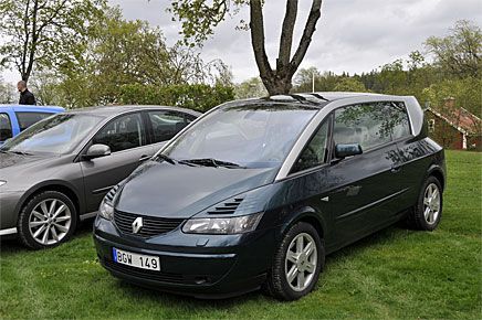Renault Avantime såldes aldrig i Sverige men denna har letat sig hit. Det är en bil som inte särskilt enkelt låter sig definieras, kanske kan man kalla den en tvådörrars lyx-MPV eller en autoroute-express med bra utsikt... Tuff är den i alla fall.