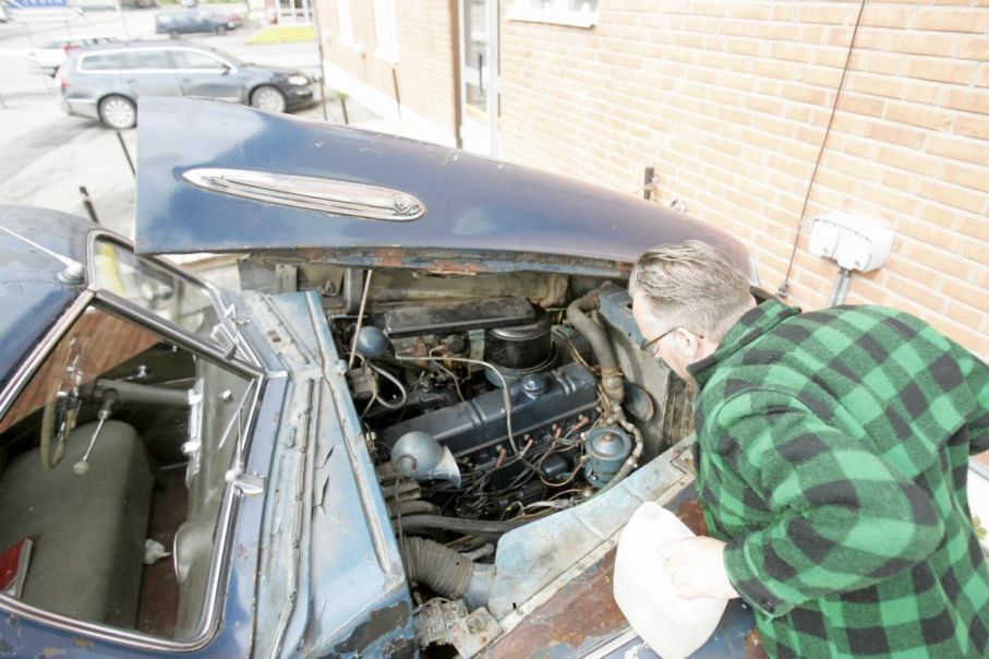 Po Tidholm släcker Buickens törst.