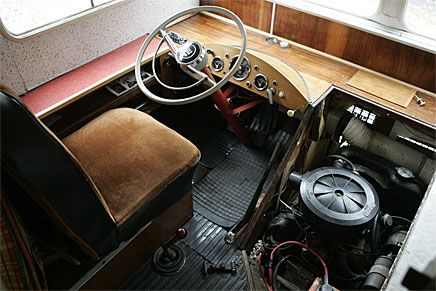 Saklig växelspak med fyra lägen och instrument från Saab. Allt infogat i en proper hembyggd miljö av laminat, mahogny och plysch. Här har vi lyft på "lådan" för en snabbkoll av motorn.