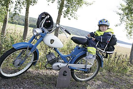 Barnsäkrat med klurig planka på pappa Daniel Emtfeldts Mustang. Henrik 2 år kan inte riktigt sätta ord på upplevelsen. Familjen bor i Kil.