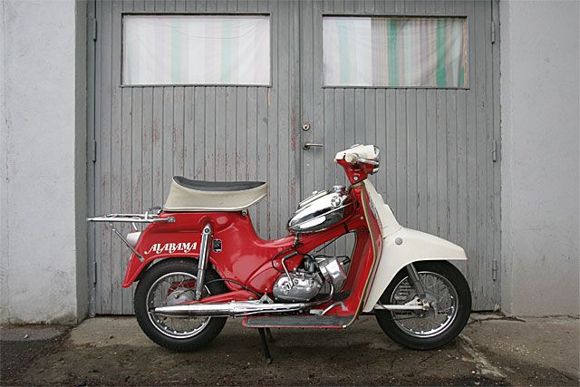 Kanske mer ändamålsenlig än vacker. Puch Alabama var märkets långlivade slitvarg, väl värd att leta efter idag. En vettigare veteranmoped är svårt att tänka sig.