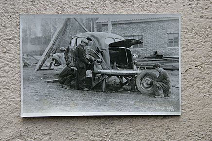 Små omständigheter, krokiga jänkare. Utomhus.