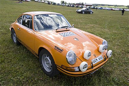 Även på entusiastbilsparkeringen fanns en del bilar med rallystuk, som den här sköna Porsche 911:an.