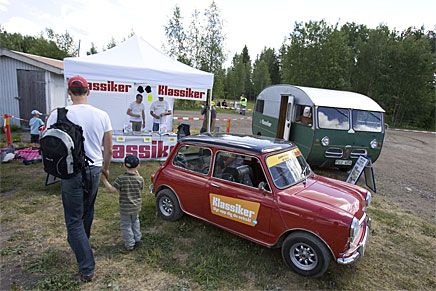 Klassiker sålde tidningar och visade upp några av redaktionens egna bilar, som Fredrik Nyblads Austin Cooper -67 och Claes Johanssons Saab 95 husbil -65.
